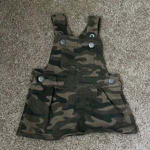 EUC Carter’s camo overall skirt 3m